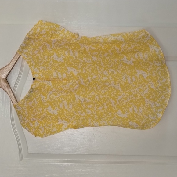 Lily White yellow and white printed blouse size medium flutter sleeve flowy - Picture 4 of 7